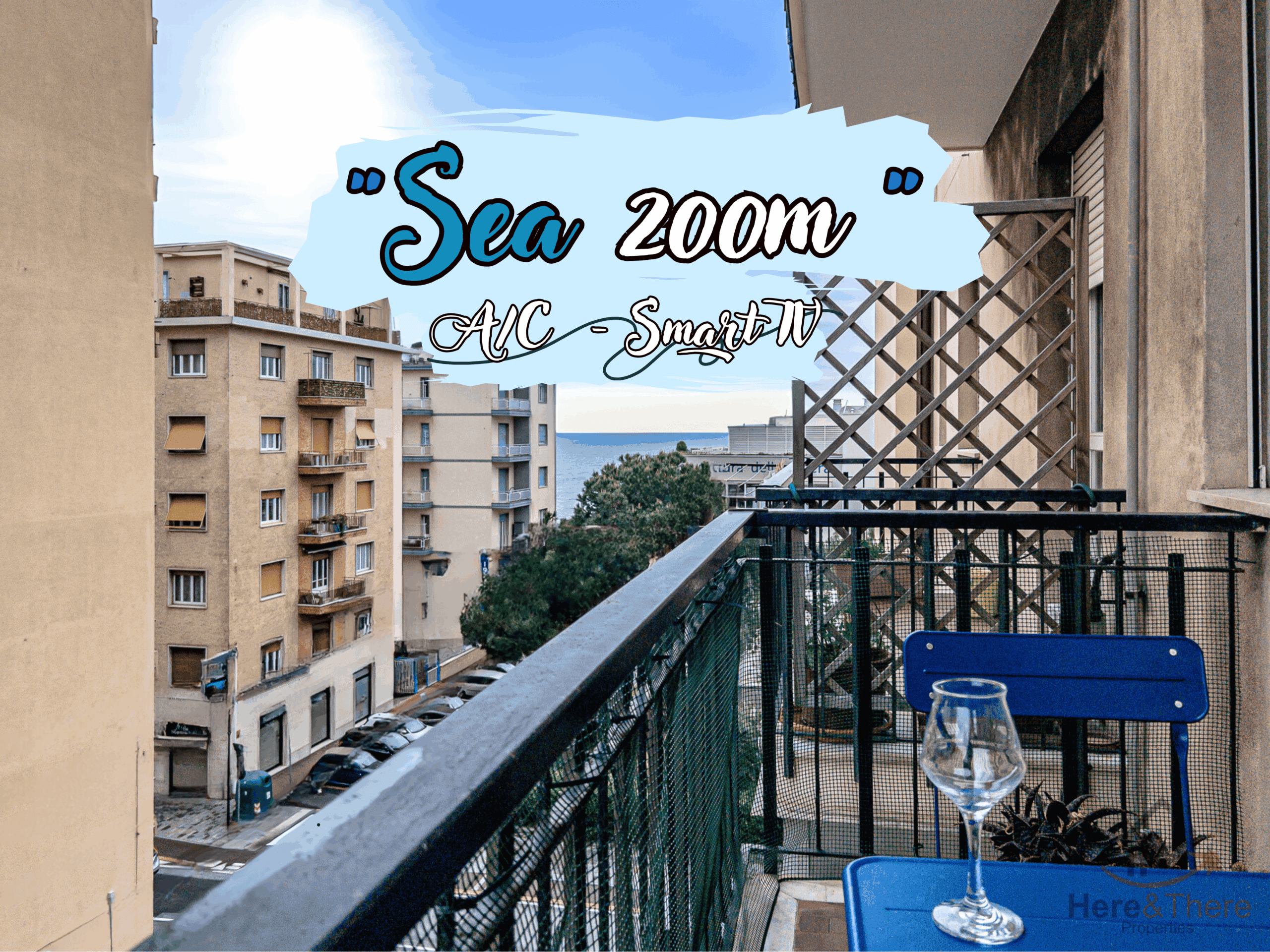 Vista mare dal balcone con tavolino e sedie