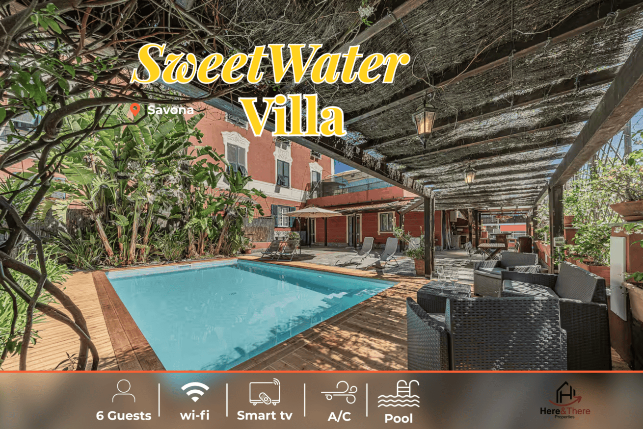 piscina con zona per prendere il sole, sdraio e ombrelloni - spazio verde della villa con piante alte - tavolini per aperitivo - tettoia con lampada